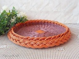 Декоративный поднос из газетных трубочек