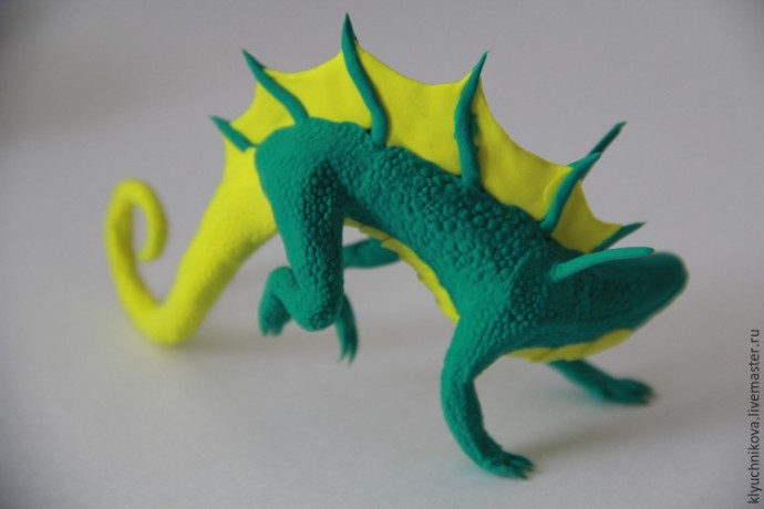 Лепим чудесного интерьерного дракончика из бархатного пластика