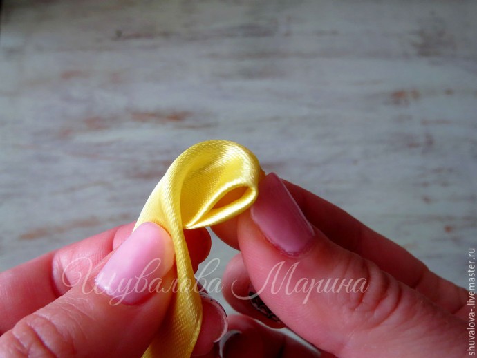 Жёлтая роза из атласной ленты