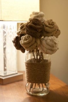 Миниатюрные цветочки из мешковины