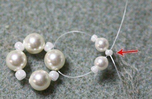 Очень милый браслет из бусин