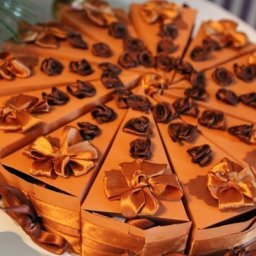 Торт-сюрприз с небольшими подарочками-пожеланиями внутри