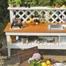 ​Удобный столик для летнего отдыха