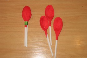 Букет тюльпанов из одноразовых ложек