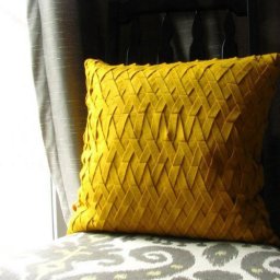 Декоративная подушка из фетра