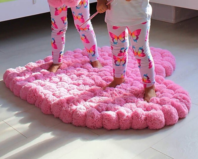 Коврик-сердце из помпонов Коврик-сердце из помпонов