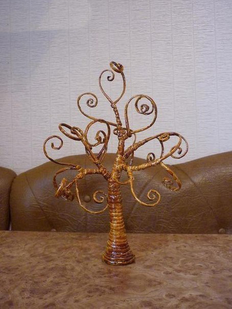 Красивое дерево из бумажных трубочек