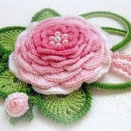 Роза с листочками и бутонами на брошь или шляпку