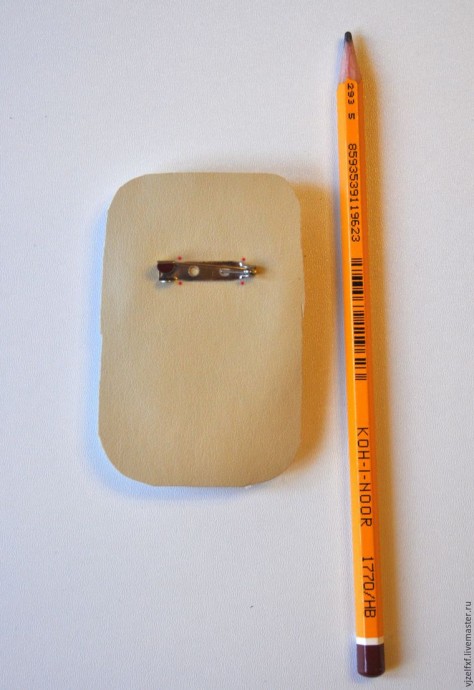 Маленькая брошь с вышивкой