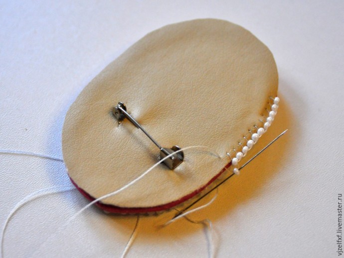 Маленькая брошь с вышивкой