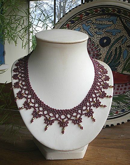 Нарядные колье из бисера