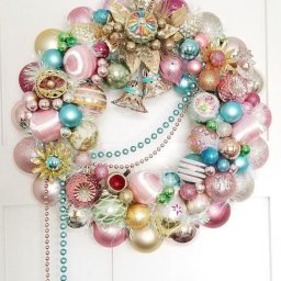 ​Нарядные веночки из ёлочных игрушек