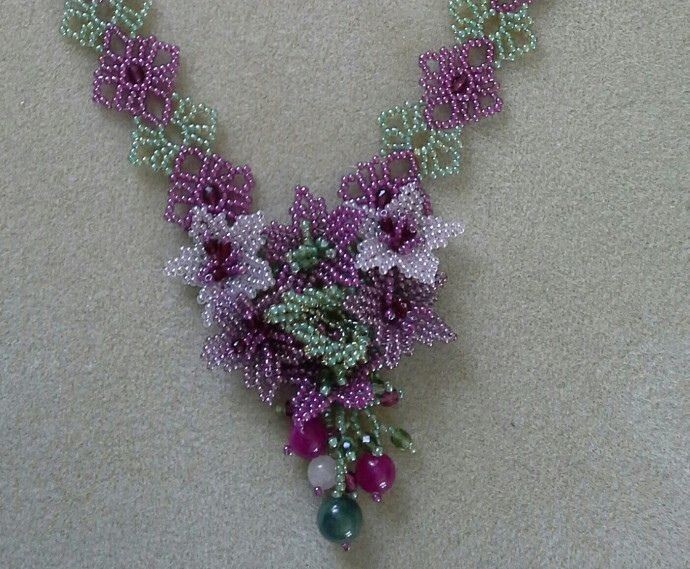 ​Необычное колье для больших праздников