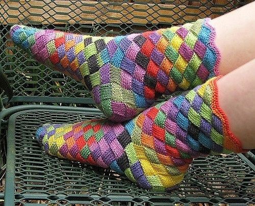 ​Очень симпатичные вязаные носки в стиле "энтерлак"