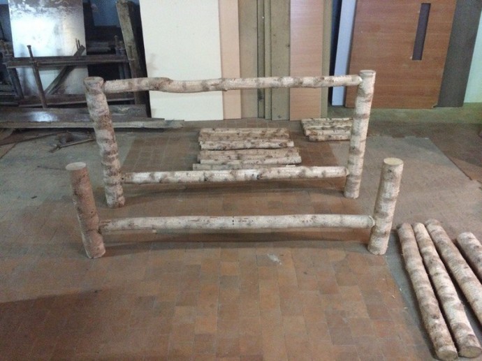 ​Делаем диван из бревен