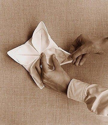 Красиво оформляем салфетку цветком Красиво оформляем салфетку цветком