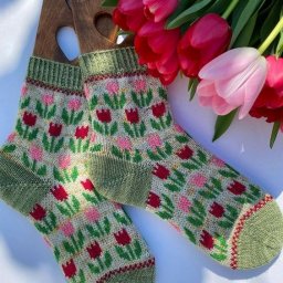 Вяжем милые носочки с тюльпанчиками