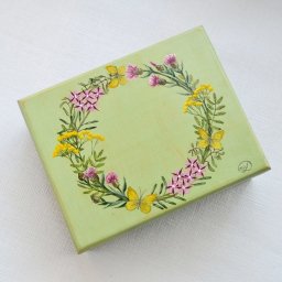 Украшение шкатулки тканью, окрашенной полевыми травами