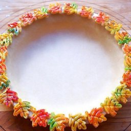 Разноцветное украшение края пирога "Осенние листья"