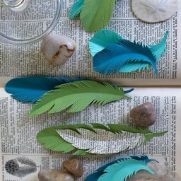 Вырезаем пёрышки для упаковки подарка