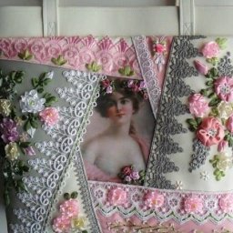 Украшение косметичек и сумок кружевами и цветами из атласных лент