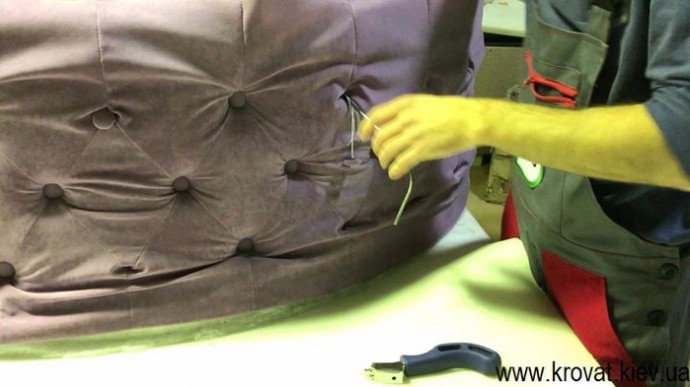 Круглый пуфик с пуговицами