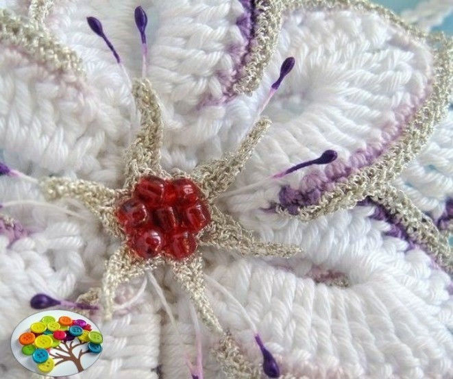 Нежный и красивый цветок крючком