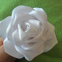 Роскошная роза из атласных лент