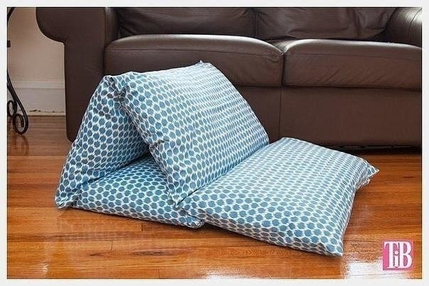 ​Складной диван из подушек