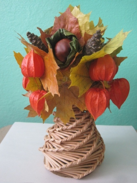 Вазочка из газетных трубочек