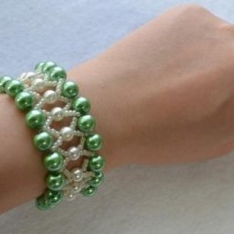 Браслет из бусин и бисера