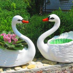 ​Делаем кашпо в виде пары лебедей из гипса и баклажки