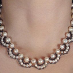 Нарядные колье и браслет из бусин и бисера