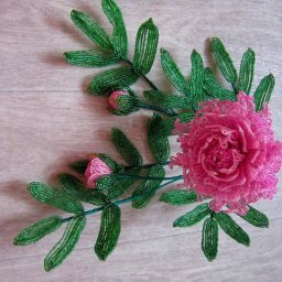 Прекрасный цветок из бисера: мастер-класс