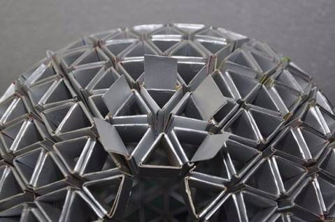 Стильная люстра из фольги