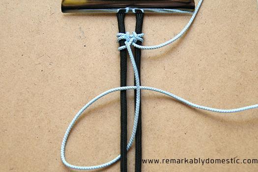 Браслет из шнурков