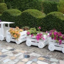 Цветочный паровоз из старых ящиков