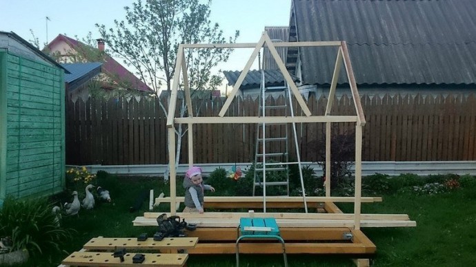 ​Домик для детских игр во дворе