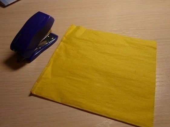 Яркий букет из обычных салфеток