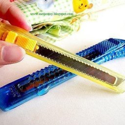 Как сделать полоски из ткани с помощью канцелярского ножа