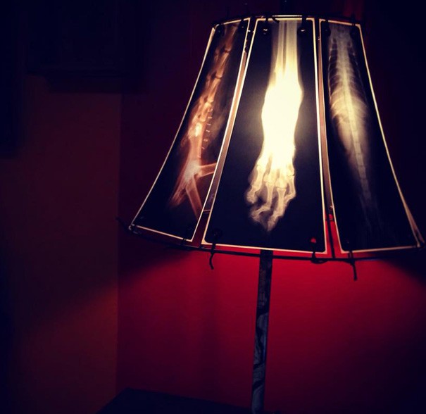 Лампы и торшеры из фотопленки и рентгеновских снимков: идеи Лампы и торшеры из фотопленки и рентгеновских снимков: идеи