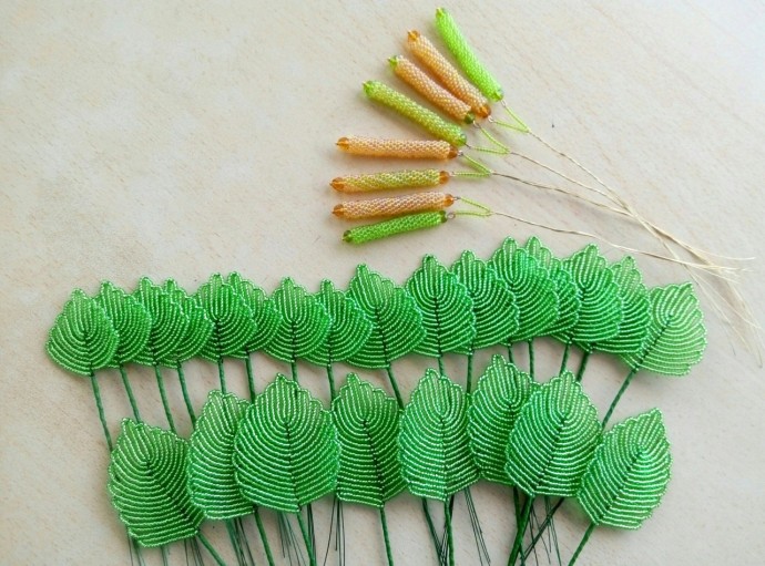 ​Нарциссы и ветка ольхи из бисера