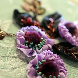 ​Идеи прекрасных вышитых лентами цветов