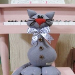 ​Милый диванный котик