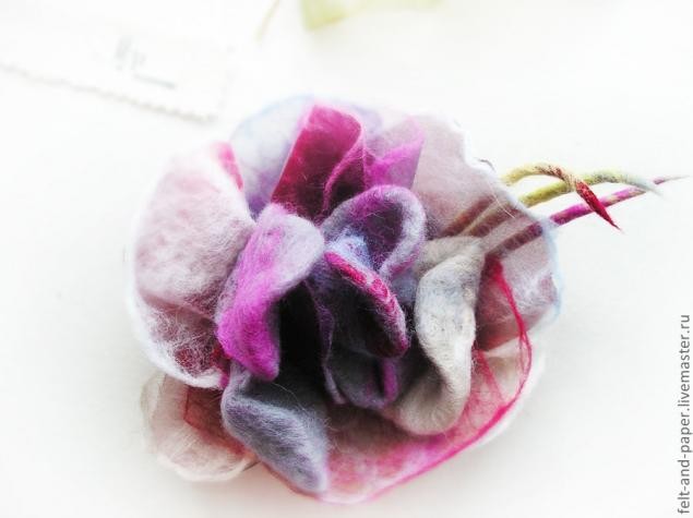 Брошь в виде розы из войлока и органзы Брошь в виде розы из войлока и органзы