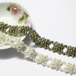 Очень милый браслет из бусин