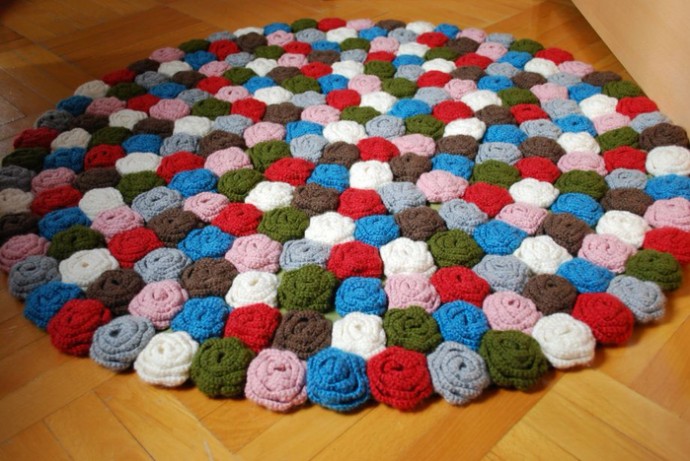 Восхитительные коврики из вязаных розочек