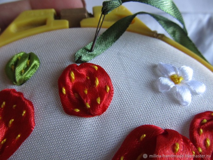 Вышивка клубники атласными лентами Вышивка клубники атласными лентами