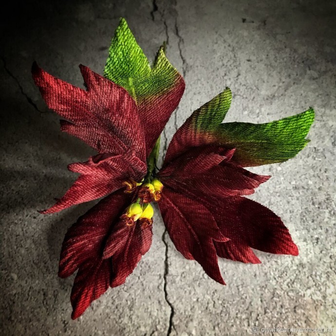 Белая пуансеттия из бархата