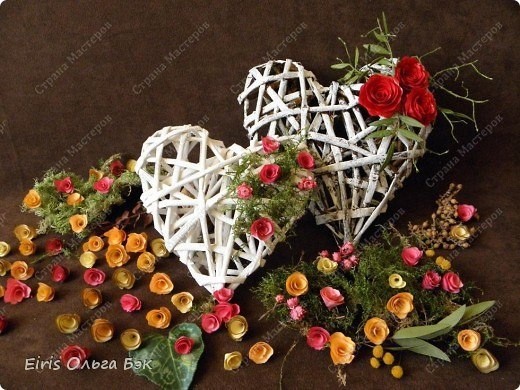 ​Декоративные сердечки из бумажных трубочек